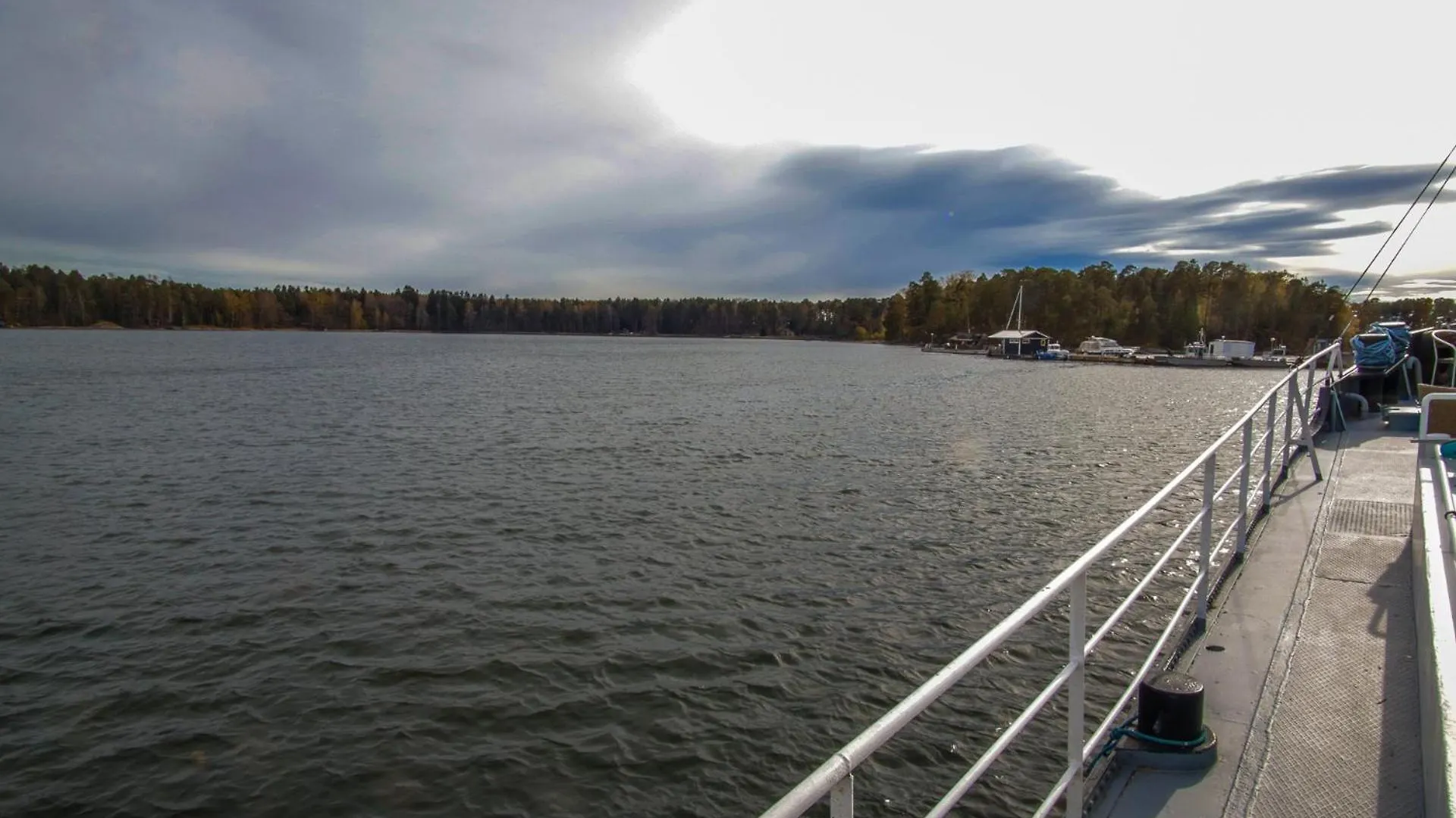 Spacious Dutch Houseboat Helsinki Botel