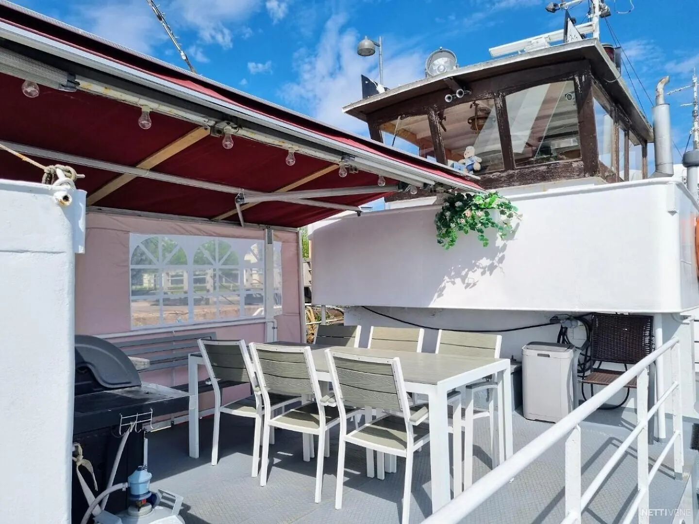 Spacious Dutch Houseboat Helsinki 0*,