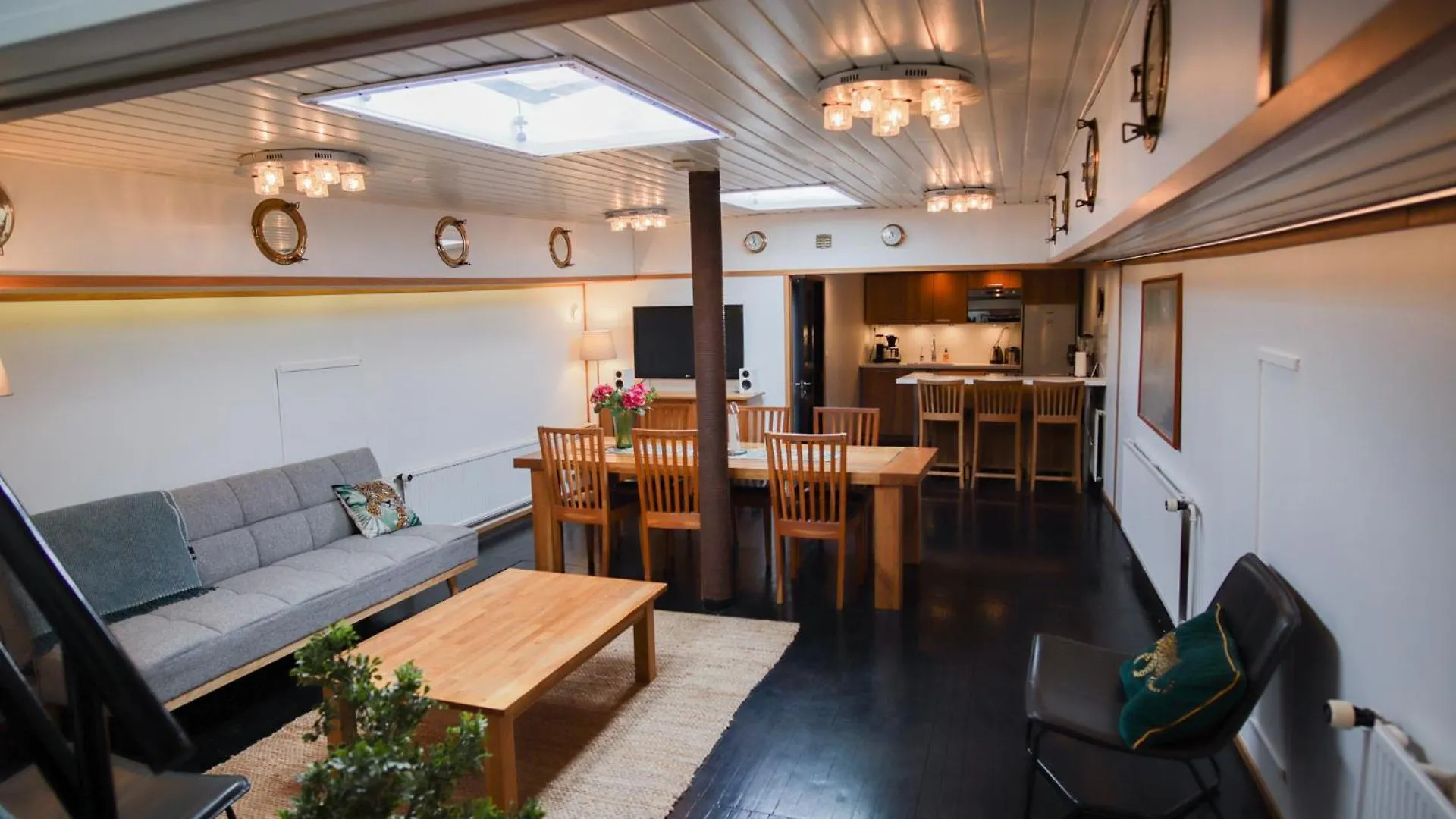 Botel Spacious Dutch Houseboat Helsinki