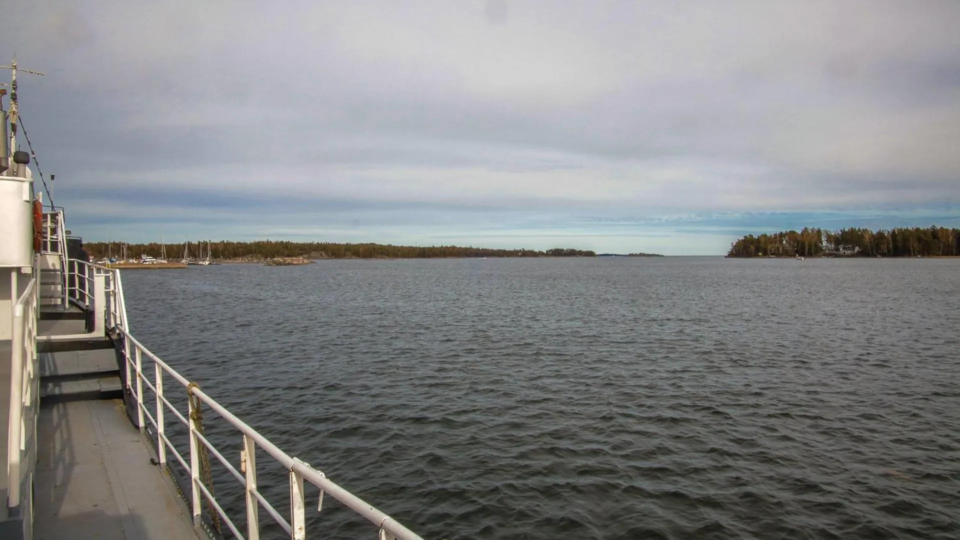 Spacious Dutch Houseboat Helsinki Botel